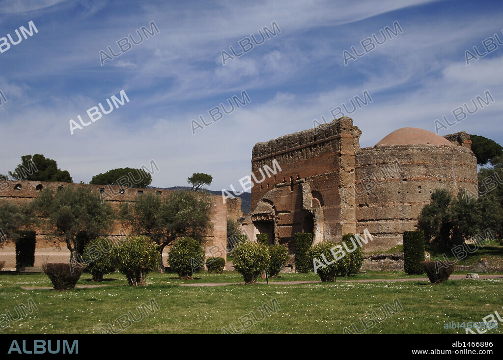 ARTE ROMANO. ITALIA. VILLA ADRIANA. Villa imperial construída en el siglo II por orden del emperador Adriano (76-138). Vista parcial del PECILE y la SALA DE LOS FILOSOFOS. Cercanías de Tivoli.