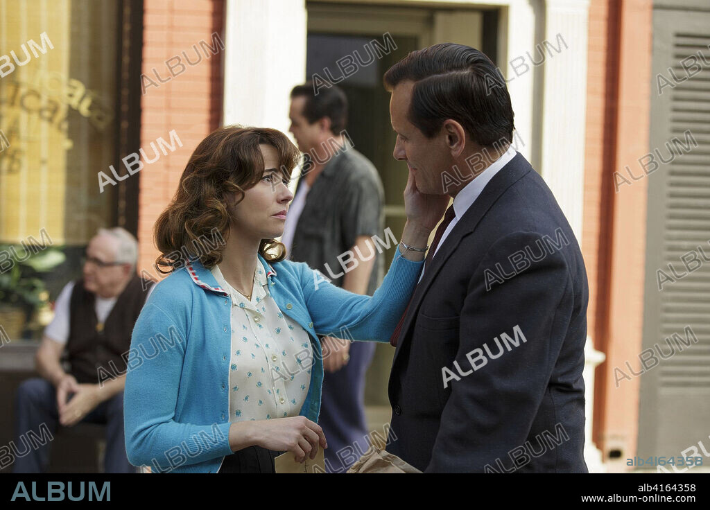 LINDA CARDELLINI and VIGGO MORTENSEN in GREEN BOOK, 2018, directed by PETER FARRELLY. Copyright UNIVERSAL PICTURES.