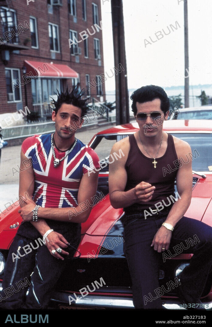 ADRIEN BRODY y JOHN LEGUIZAMO en NADIE ESTA A SALVO DE SAM / SUMMER OF SAM, 1999 (SUMMER OF SAM), dirigida por SPIKE LEE. Copyright TOUCHSTONE PICTURES / LEE, DAVID.