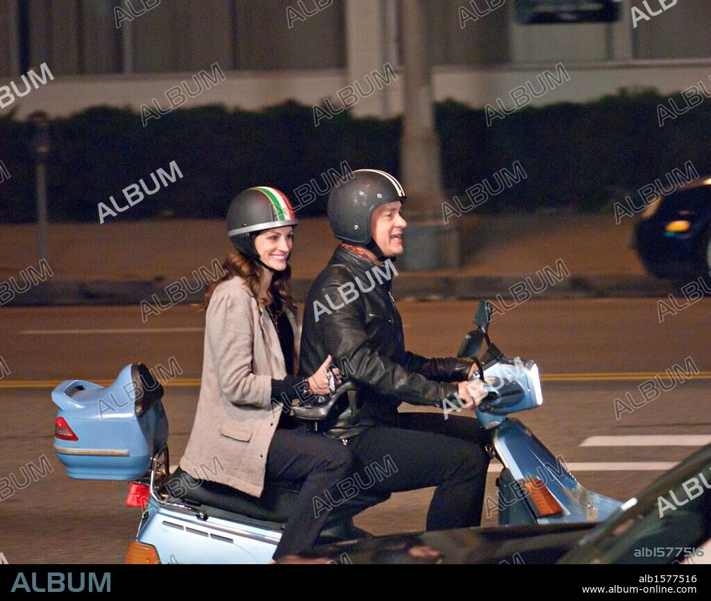 JULIA ROBERTS y TOM HANKS en LARRY CROWNE, NUNCA ES TARDE, 2011 (LARRY CROWNE), dirigida por TOM HANKS. Copyright PLAYTONE PRODUCTIONS/VENDOME PICTURES.