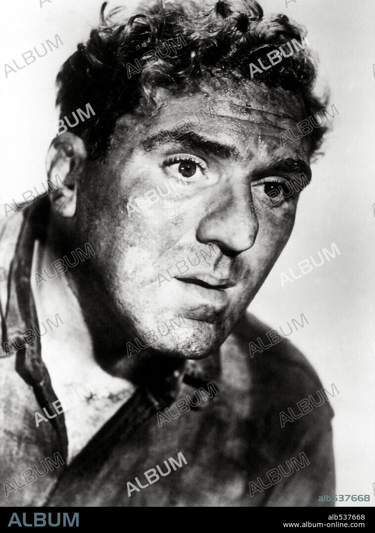 WILLIAM BENDIX en NÁUFRAGOS, 1944 (LIFEBOAT), dirigida por ALFRED HITCHCOCK. Copyright 20TH CENTURY FOX.
