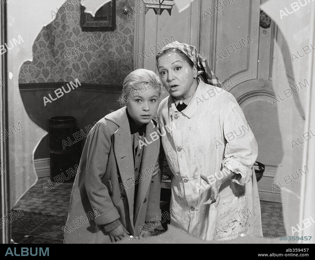 ISABEL GARCES y Marisol en HA LLEGADO UN ANGEL, 1961. Copyright SUEVIA FILMS.