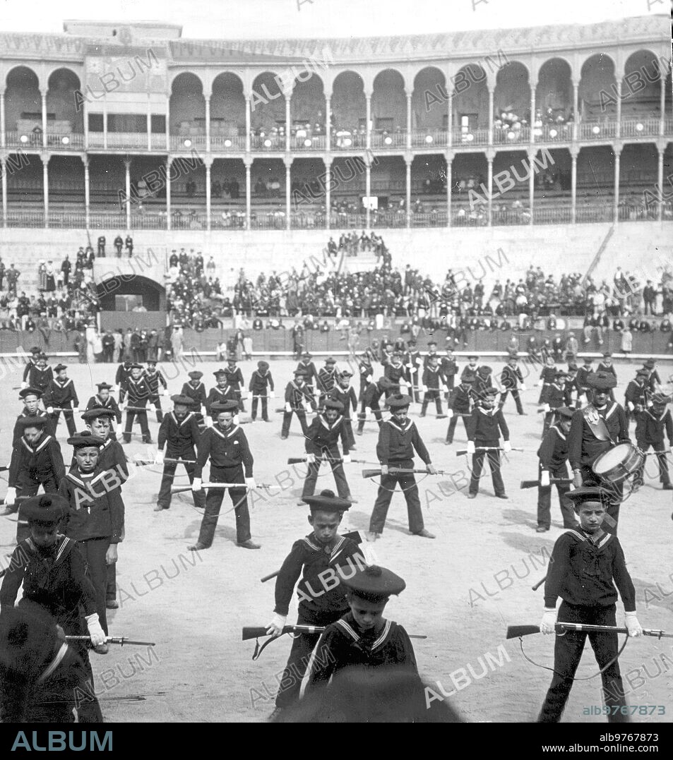 16 junio 1909. Madrid, en el festival benéfico de Ayer. El batallón infantil Haciendo Evoluciones en la plaza de Toros durante la fiesta que los Camareros de la gran Peña Celebraron A beneficio del asilo de santa Cristina.