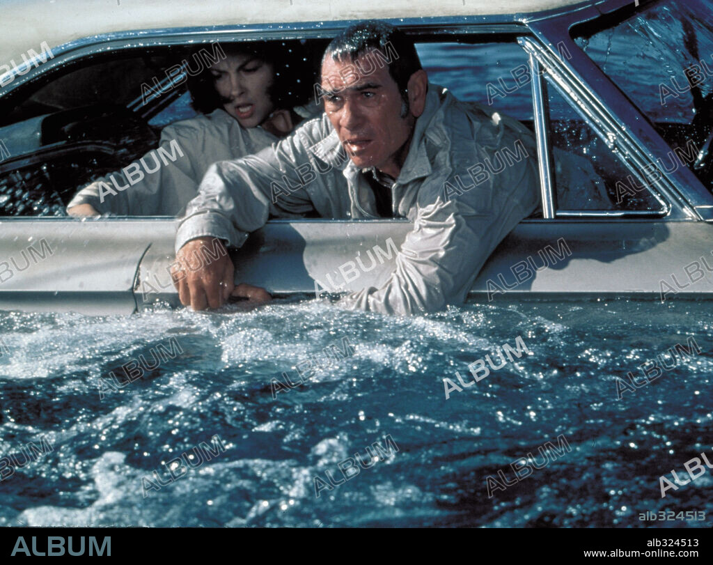ASHLEY JUDD and TOMMY LEE JONES in DOUBLE JEOPARDY, 1999, directed by BRUCE BERESFORD. Copyright McEWAN, ROB.