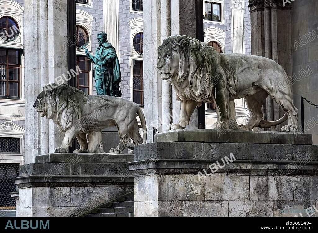 Stone lions and bronze statue of Count Tilly, Feldherrnhalle, Odeonsplatz, Munich, Bavaria, Germany, Europe.