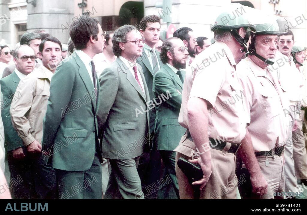 El alcalde Ricardo Pérez Casado (Psoe) Participa en la procesión Cívica de 1983 Escoltado por la policía nacional.