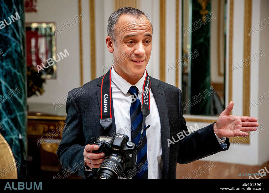 JAVIER GUTIERREZ en VERGÜENZA, 2017, dirigida por ALVARO FERNANDEZ ARMERO. Copyright Apache Films / Movistar +. Temporada 3.