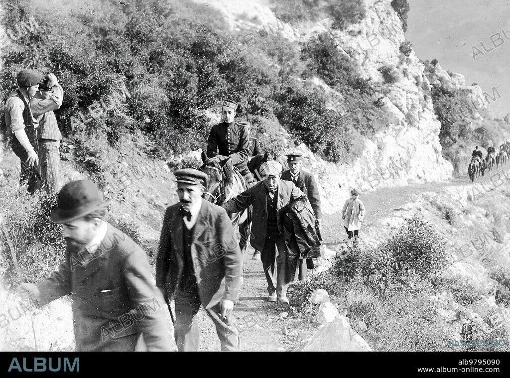 Noviembre 1908. El Rey en Cataluña. Don Alfonso Xiii Dirigiéndose A visitar las Minas de carbón de Figols. Foto: Garrigosa.