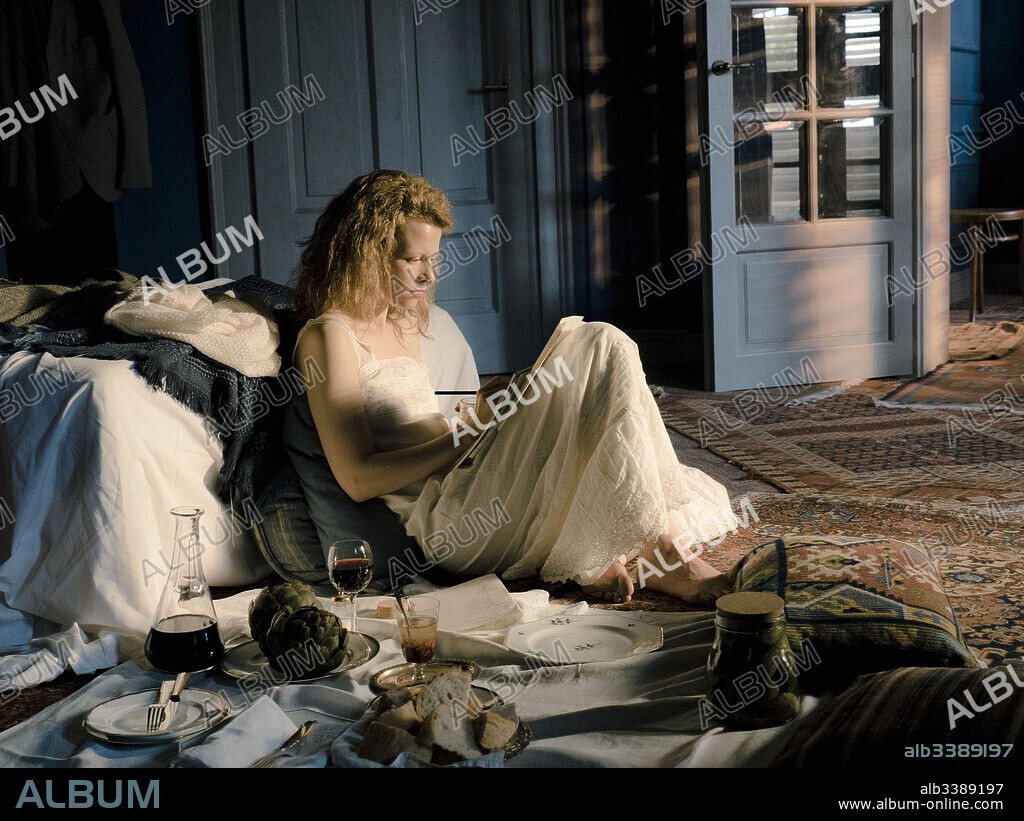 KAROLINA GRUSZKA in MARIE CURIE, 2016, directed by MARIE NOELLE. Copyright P'Artisan Filmproduktion GmbH, Pokromski Studio, Glory Film,.
