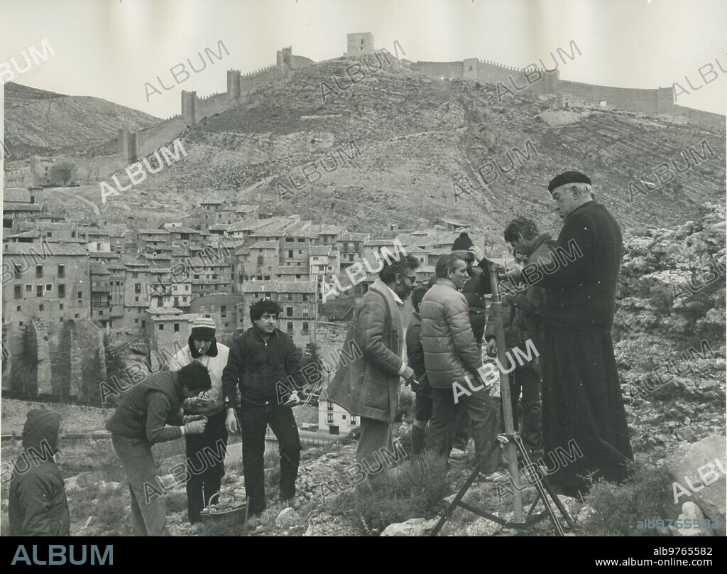 Albarracín (Teruel), 03/25/1982. Anthony Quinn, looking at a tripod, during a break from filming "Valentina", while the production team prepares the scene.