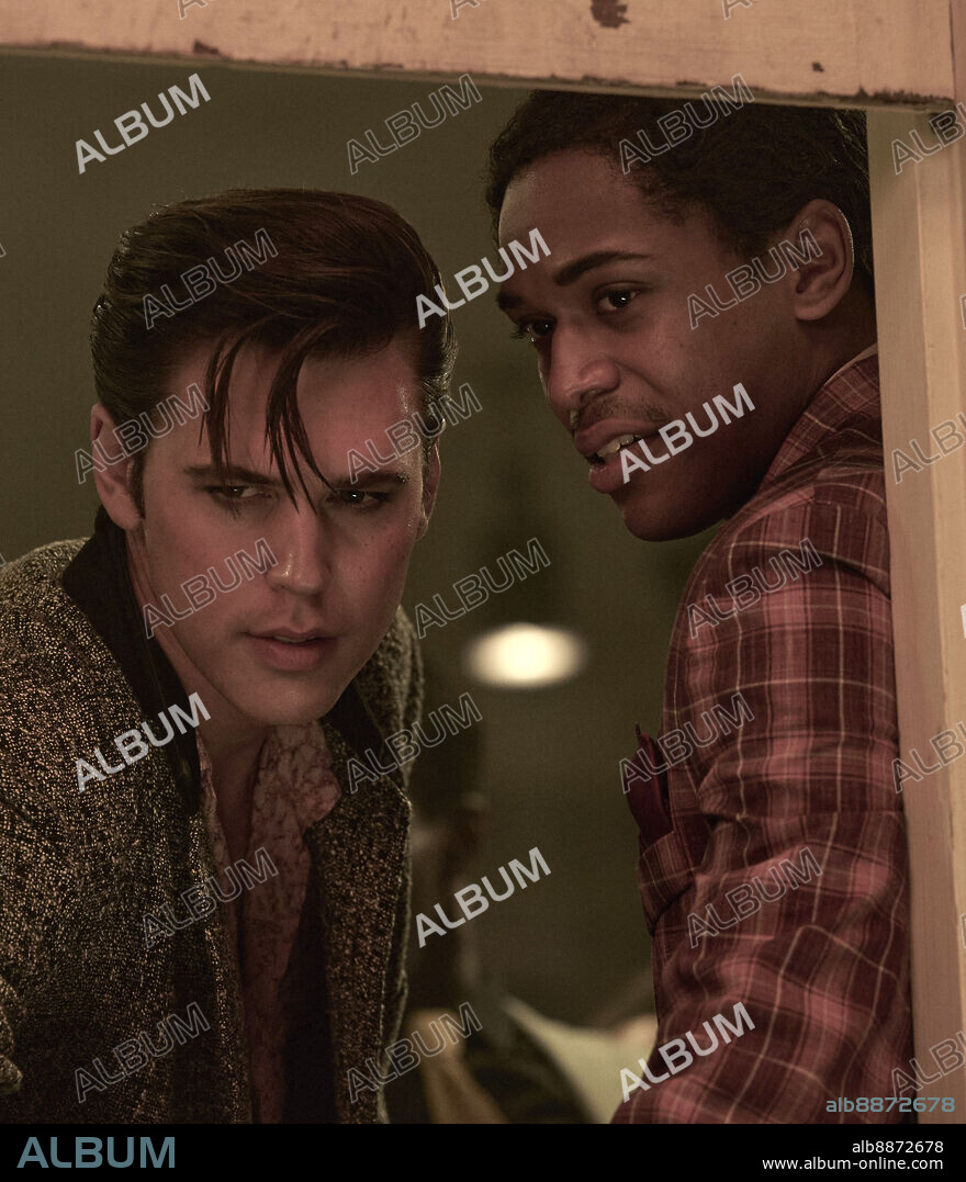 AUSTIN BUTLER and KELVIN HARRISON in ELVIS, 2022, directed by BAZ LUHRMANN. Copyright WARNER BROS.