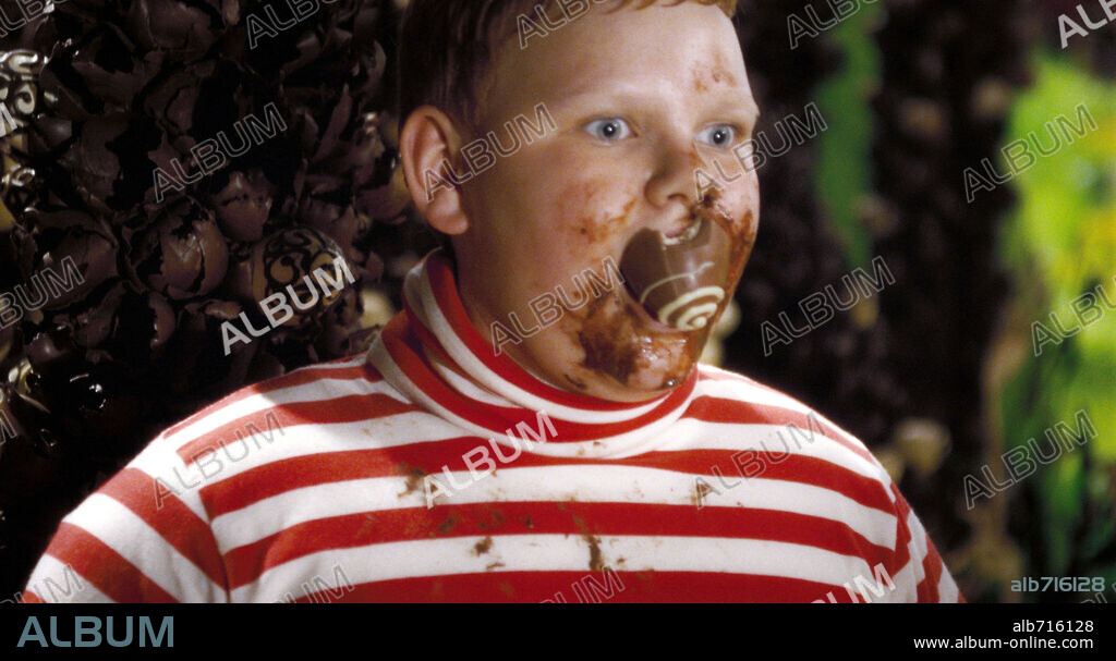 PHILLIP WIEGRATZ en CHARLIE Y LA FABRICA DE CHOCOLATE, 2005 (CHARLIE AND THE CHOCOLATE FACTORY), dirigida por TIM BURTON. Copyright WARNER BROS.