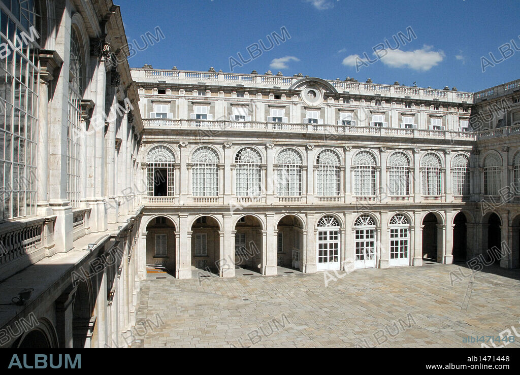 ARTE S. XVIII. ESPAÑA. PALACIO REAL. Construído entre 1738 y 1760 por el arquitecto italiano Giovanni Battista Sacchetti, por orden de Felipe V. Vista de un patio interior. Madrid.