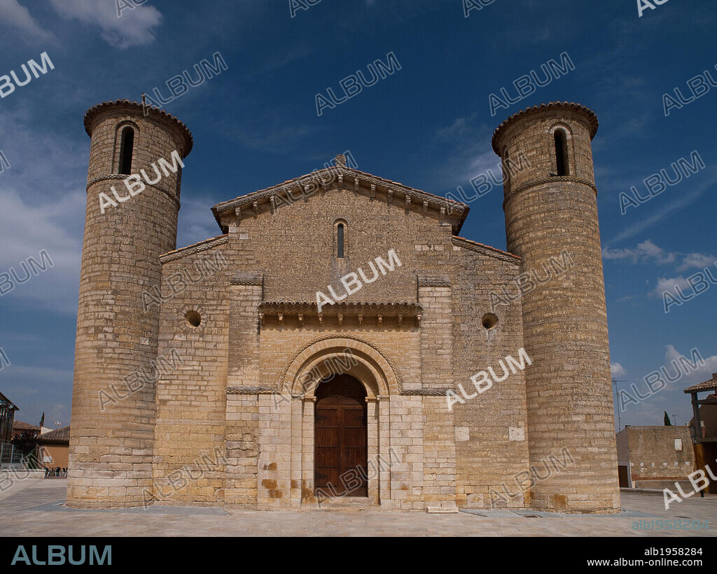 ARTE ROMANICO. ESPAÑA. SAN MARTIN DE FROMISTA. Iglesia románica construida hacia el 1.066. Es el único elemento que resta del Monasterio benedictino que mandó construir la reina Doña Mayor, viuda de Sancho el Mayor de Navarra. Edificio de planta basilical. FROMISTA. Provincia de Palencia. Castilla-León.
