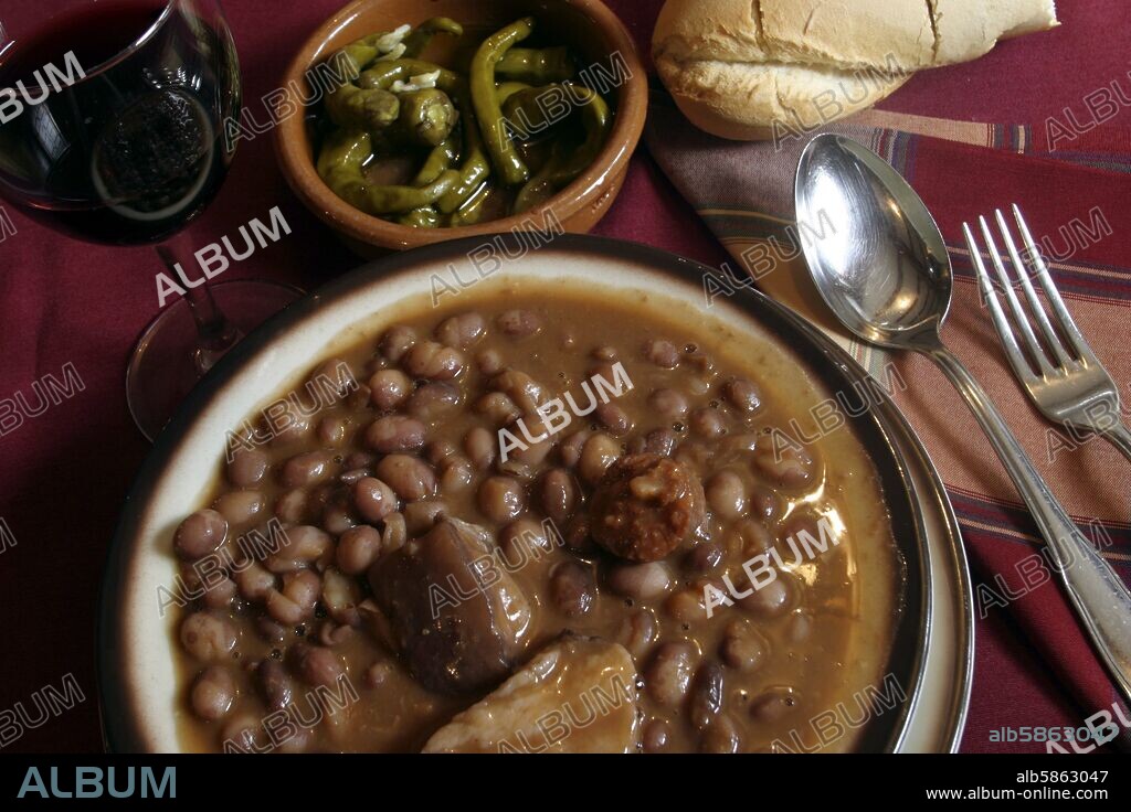 Restaurante "Monterreal"; plato de judías pintas con guindillas, plato típico y popular riojano; Sierra de Cameros (viejo).