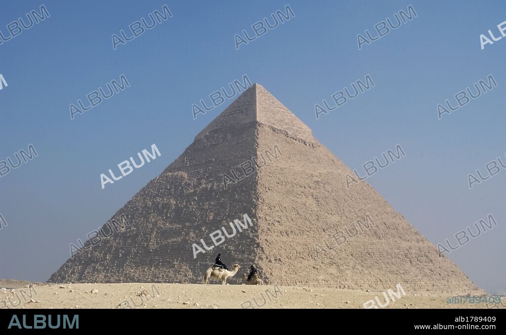 ARTE EGIPCIO. PIRAMIDE DE KAFRE (KEFREN). Tiene una altura de 136,5 m. y una anchura de 210,5 m. Conserva intacta la capa de piedra caliza que recubre la cúspide. IMPERIO ANTIGUO. IV DINASTIA. (2550-2528 a. C.). Siglo XXVI a. C. Necrópolis de EL GIZA. Egipto.