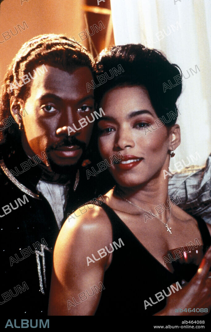 ANGELA BASSETT y EDDIE MURPHY en UN VAMPIRO SUELTO EN BROOKLYN, 1995 (VAMPIRE IN BROOKLYN), dirigida por WES CRAVEN. Copyright PARAMOUNT PICTURES.