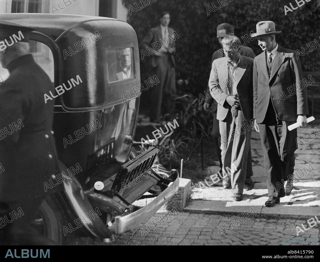 1936. Bror Erik Hedström (till vänster om mannen i hatt) förs bort av polis. Hedström var medlem i Salaligan som var en förbrytarliga som 1930-36 mördade och rånade fem personer i Västmanland.. Foto: DN / SCANPIX / Kod: 192. ** SVD OUT **.