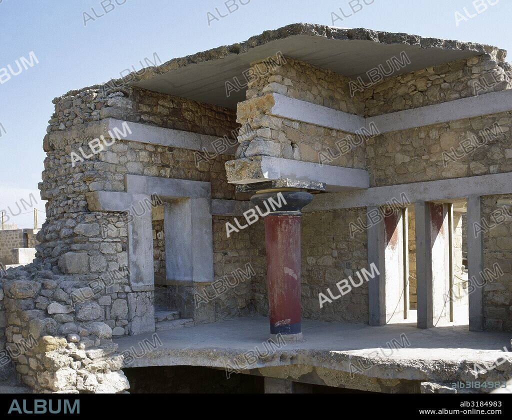 PALACIO DE KNOSSOS (1700-1450 a. C.). Vista general de la PORTERIA situada en el ala oeste del palacio. Fue reconstruido por Evans. CRETA. GRECIA.