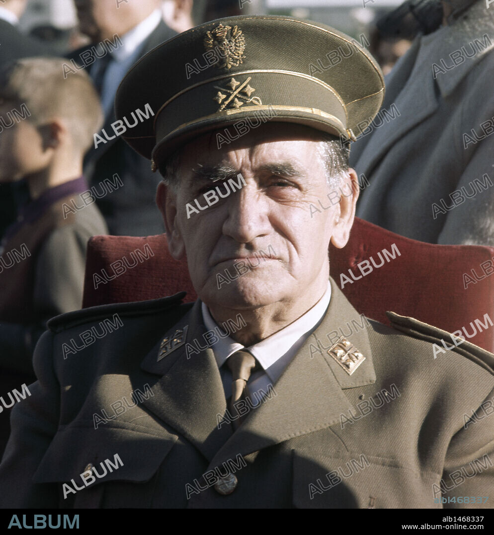 MUÑOZ GRANDES, Agustín (Madrid, 1896-1970). Militar y político español. Al inicio de la Guerra Civil pasó a la zona nacional. Ministro secretario general del Movimiento (1939-40). Mandó la División Azul (1941) y fue Ministro del Ejército (1951-57). Vicepresidente del Gobierno (1962-67) y vicepresidente del Consejo del Reino en 1967.