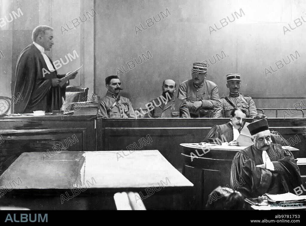 París, noviembre de 1921. El «Barba Azul» francés ante el jurado. El procesado Landru (x), acusado de once asesinatos, durante una sesión de la vista de su proceso.
