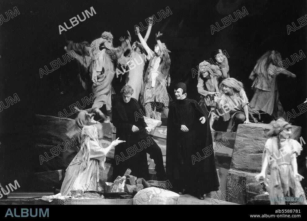 Goethe, Johann Wolfgang von. 1749-1832. Werke: Faust. Erster Teil (1808). Walpurgisnacht: Faust, Mephisto, Hexen. Szene aus einer Aufführung am Goetheanum in Dornach (Schweiz), 1999. Foto.