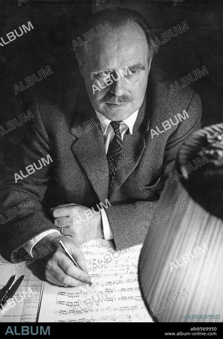 Anm. de Frumerie, Gunnar, 1908-87, tonsättare och pianist, 1945-74 verksam som pianopedagog vid Musikhögskolan i Stockholm, professors namn 1962. Nothäffte persons: GUNNAR DE FRUMERIE sites: SVERIGE.
