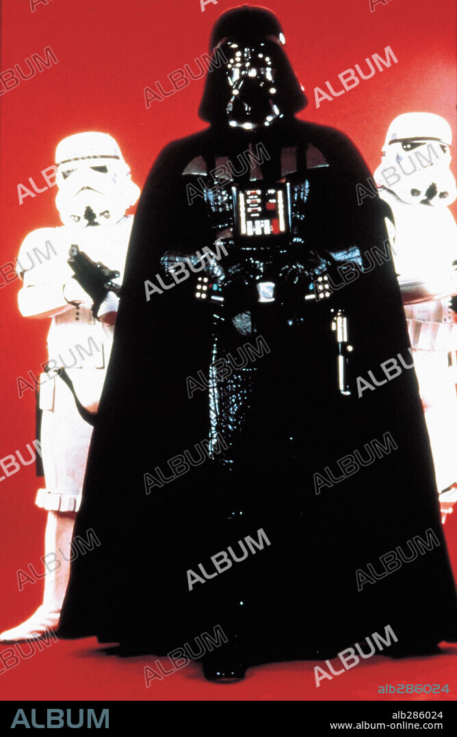 DAVID PROWSE en STAR WARS: EPISODIO IV-UNA NUEVA ESPERANZA, 1977 (STAR WARS: EPISODE IV-A NEW HOPE), dirigida por GEORGE LUCAS. Copyright LUCASFILM/20TH CENTURY FOX.