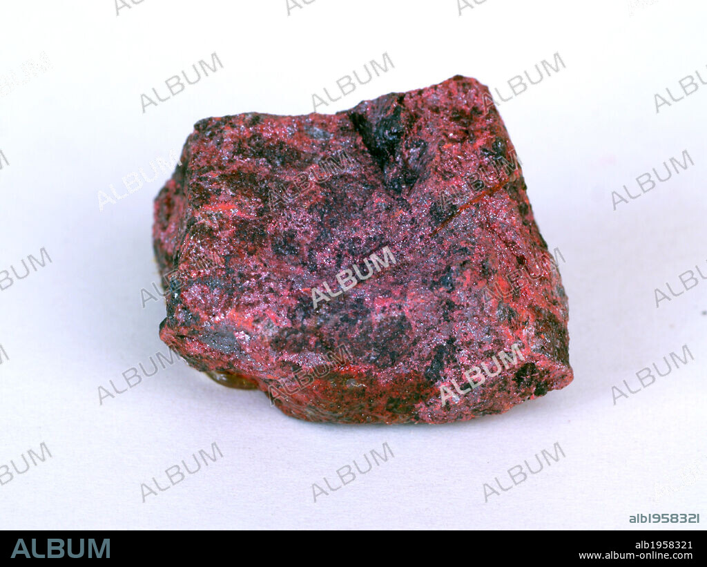 CINABRIO. Sulfuro de mercurio de color rojo bermellón, cristalizado en el sistema trigonal. Se halla pocas veces en cristales y habitualmente en masas granulares. Es el mineral más importante de mercurio. Instituto Geológico Minero. Madrid. España.
