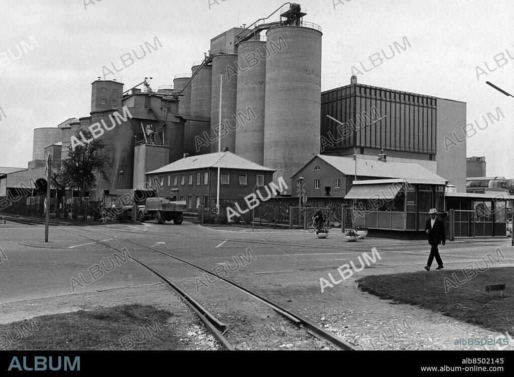 Skånska Cement AB Cementa i Limhamn 1968.. Cementfabriken vid hamnen i Limhamn.. Foto: Ola Svensson / Sydsvenskan / IBL Bildbyrå.