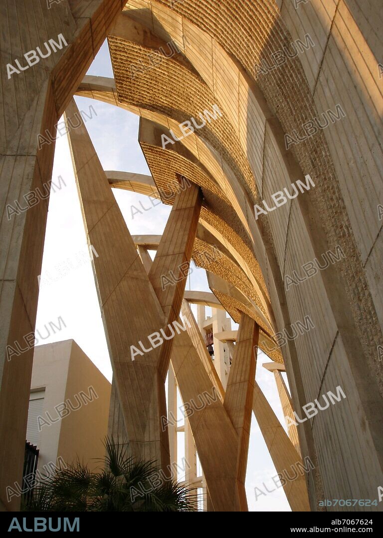 ARBOTANTES Y CONTRAFUERTES DE LA IGLESIA DE SANTA MARIA DEL LORETO INAUGURADA EN 1967.
