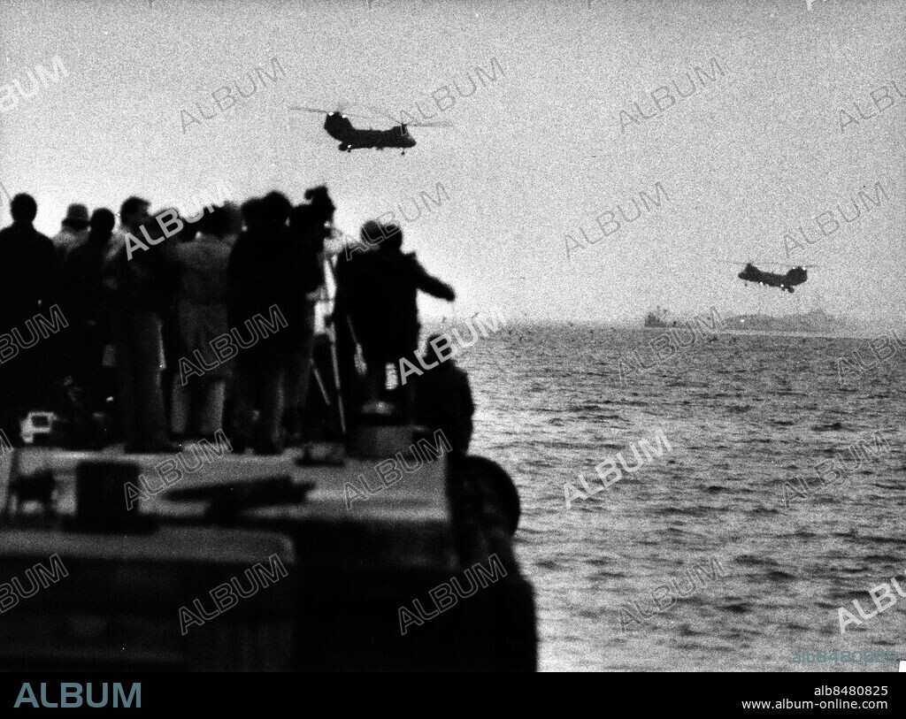 STOCKHOLM 1982-10-08 Ett pressuppbåt följer från en pri jakten på en misstänkt ubåt i Hårsfjärden nära marinbasen Muskö den 8 oktober 1982.. Foto: Jan Collsiöö / TT / Kod: 1001.