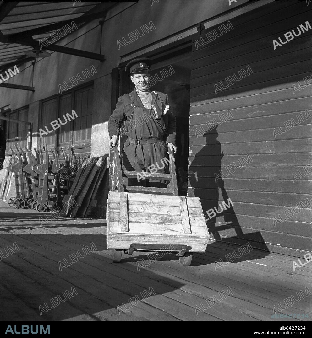 STOCKHOLM 1952-03-05. SJ-personal hanterar gods med hjälp av en pirra . Foto: TT Historical / Kod 1902.