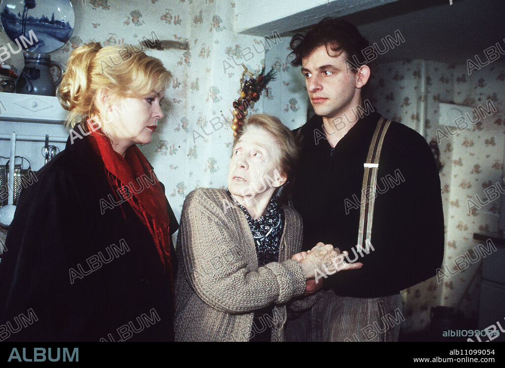 POLIZEIRUF 110 Armin Kulick (DOMINIQUE HORWITZ) is looking for a woman. He is a good-natured guy, but he has not yet found the right one who will accept him as a man. So he lives with his grandmother (INGE MEYSEL, middle) on a farm on the Oder. Armin patrols the German-Polish border every evening with his brother to stem the flow of refugees. When he finds a dead body and a woman next to it one night, he decides to hide them in his barn. Inspector Tanja Voigt (KATRIN SAß, left) is investigating the case. Director: Bernd Böhlich aka. Kurzer Traum / Title: POLIZEIRUF 110 / Germany 1996.