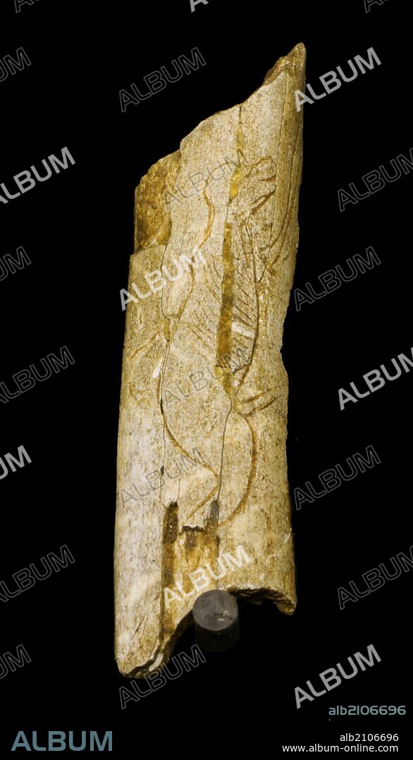 PIEZAS DE LA EXPOSICION "ARTE SIN ARTISTAS": PERSONAJE ANTROPOMORFO DE LA MADELEINE, DEL ABRIGO DE LA MADELEINE. TURSAC, DORDOÑA (FRANCIA). HUESO GRABADO. MAGDALENIENSE.