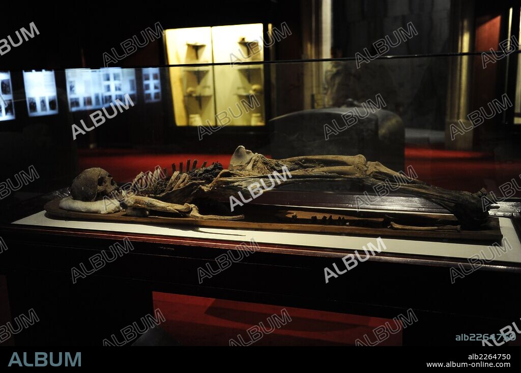 Momia del rey fenicio Tabnit, rey de Sidón (Líbano). Hacia el 500 a. C. Encontrada dentro de un sarcófago con los órganos internos momificados. Siglo V a. C. Museo Arqueológico. Estambul. Turquía.