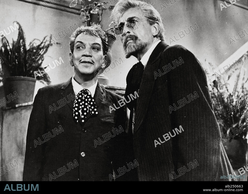 ANGEL GARASA y CANTINFLAS en UN QUIJOTE SIN MANCHA, 1969, dirigida por MIGUEL M. DELGADO. Copyright POSA FILMS, S.A.