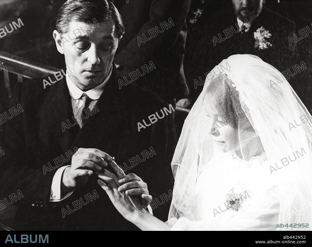 ROBERT MITCHUM and SARAH MILES in RYAN'S DAUGHTER, 1970, directed by DAVID LEAN. Copyright M.G.M.