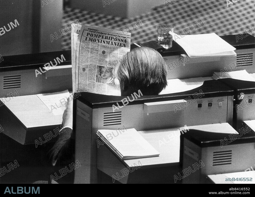 19760310 - Barnboksförfattarinna Astrid Lindgren är välkänd och älskad av barn över hela världen. Hennes populära figur Pippi Långstrump har översats till omkring 70 språk. Nyligen hade den första tecknade filmen om Pippi premiär i Stockholm.I november 1997 fyller Astrid Lindgren 90 år. Bilden: Den f.d. finansminister Gunnar Sträng läser om Astrid Lindgrens pomperipossa effekt. 10 mars 1976.. Foto: Sven-Erik Sjöberg Kod: 53. COPYRIGHT SCANPIX SWEDEN.