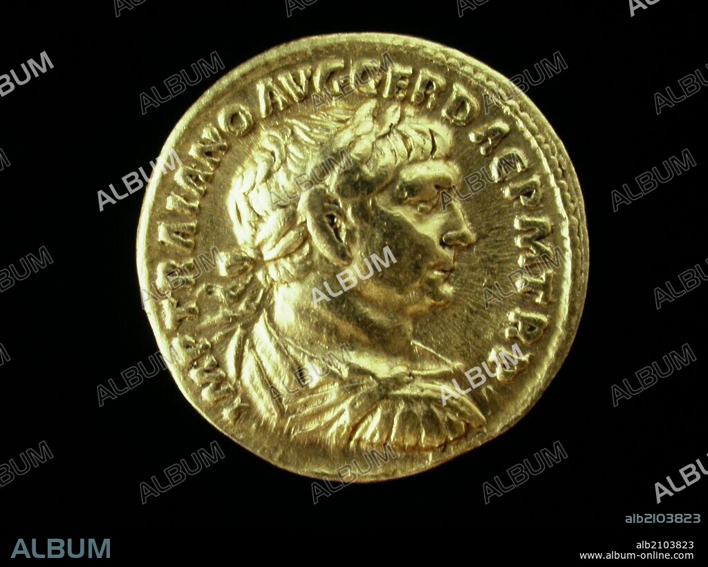 NUMISMATICA. MONEDA IMPERIO ROMANO. AUREO DE ORO, DE TRAJANO. ANVERSO. BUSTO DE TRAJANO CON CABEZA LAUREADA A LA DERECHA. LLEVA PALUDAMENTUM Y CORAZA. 103-111 D.C. (DEPOSITO: MUSEO ARQUEOLOGICO NACIONAL).