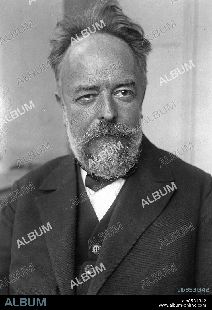 TYSKLAND 1931-03-28. Orig. bildtext... PROFESSOR LAMPE TRITT ZURÜCK. Der Leiter der staatlichen Filmprüfstelle, Professor Lampe, tritt am 1. April nach elfjähriger Tätigkeit von seinem Posten zurück. U.B.z. Professor Lampe. Foto: Keystone View Co. / AB Text & Bilder / SVT / Kod: 5600 Mapp: LAMC - LAMÖ Filmcensur Mustascher Skägg persons: FELIX LAMPE sites: TYSKLAND.