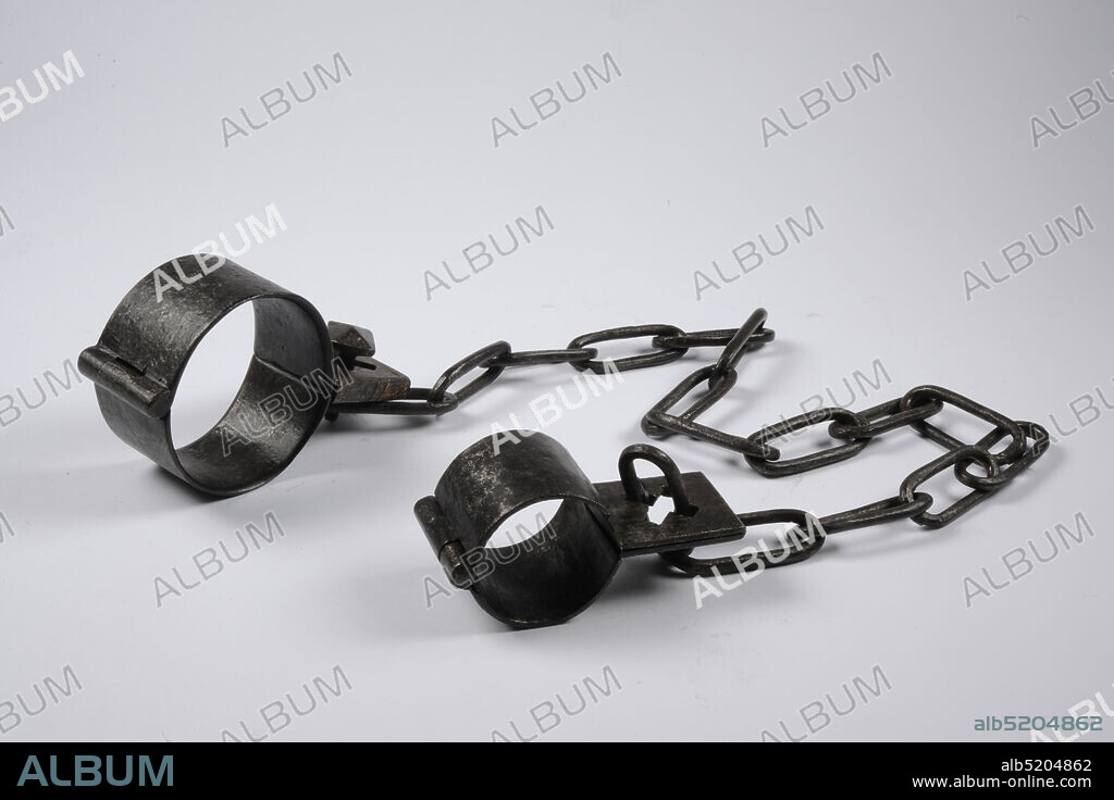 handcuff, Anonymous, 18th century, forged, Two iron handcuffs, consisting of a wide band with a hinge on one side and two protruding plates, in which a cross is cut out, on the other side. The plates are locked by means of a sleeve, which is slid over the plates and through which the chain is passed. The chain has a nail with a rectangular head at one end, General: 5.2 x 108 x 8.2cm (52 x 1080 x 82mm).