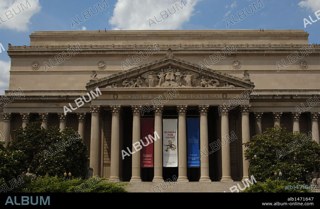 'ARCHIVOS DE LOS ESTADOS UNIDOS DE AMERICA'. En su interior se exponen documentos históricos como la Declaración de Independencia y la Constitución. Exterior. Washington DC. Distrito de Columbia. Estados Unidos.