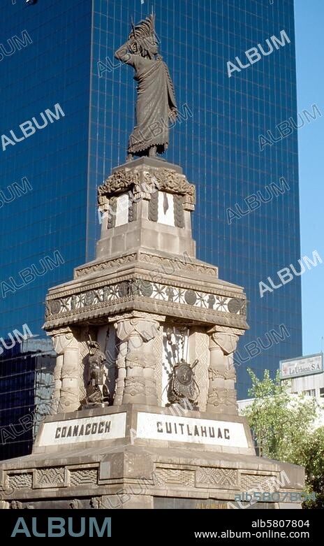 Mexiko Stadt, Paseo de la Reforma / Platz mit Denkmal Aztekenfürst © Rainer Kiedrowski Filmsize: Kleinbild/24 × 36 mm.