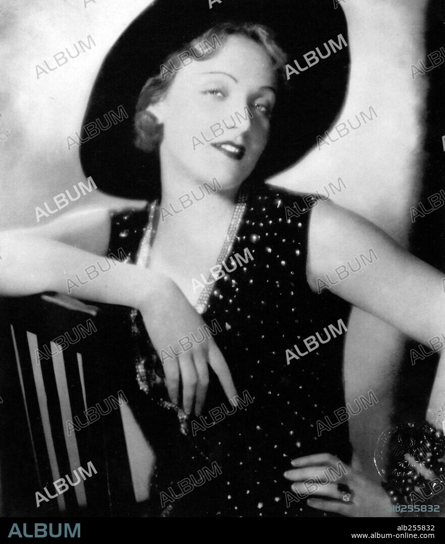 MARLENE DIETRICH en EL ÁNGEL AZUL, 1930 (DER BLAUE ENGEL), dirigida por JOSEF VON STERNBERG. Copyright U.F.A.