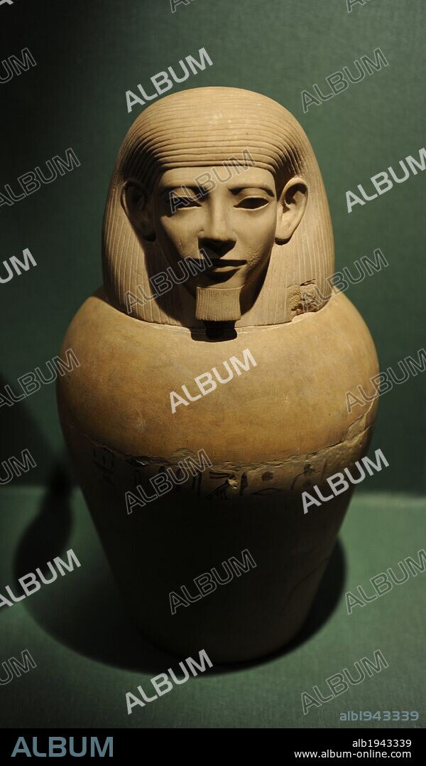 ARTE EGIPCIO. EGIPTO. VASO CAPONE "Amset", con forma humana, que contenía el hígado del difunto embalsamado. Procedente del Cementerio A. Tumba nº 116. Realizado en piedra arenisca. Imperio Medio. 1950-1800 a. C. Museo Carlsberg Glyptotek. Copenhague. Dinamarca. Norte de Europa.