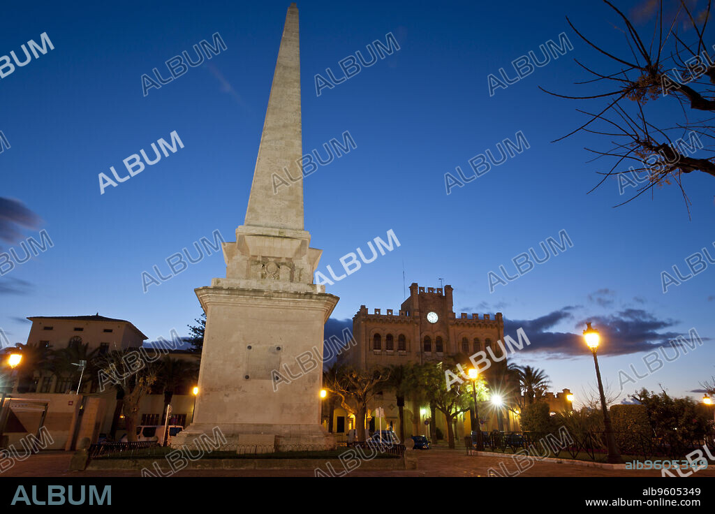 Obelisco del siglo XIX.Plaza des Born. Ciutadella.Menorca.Balearic islands.Spain.