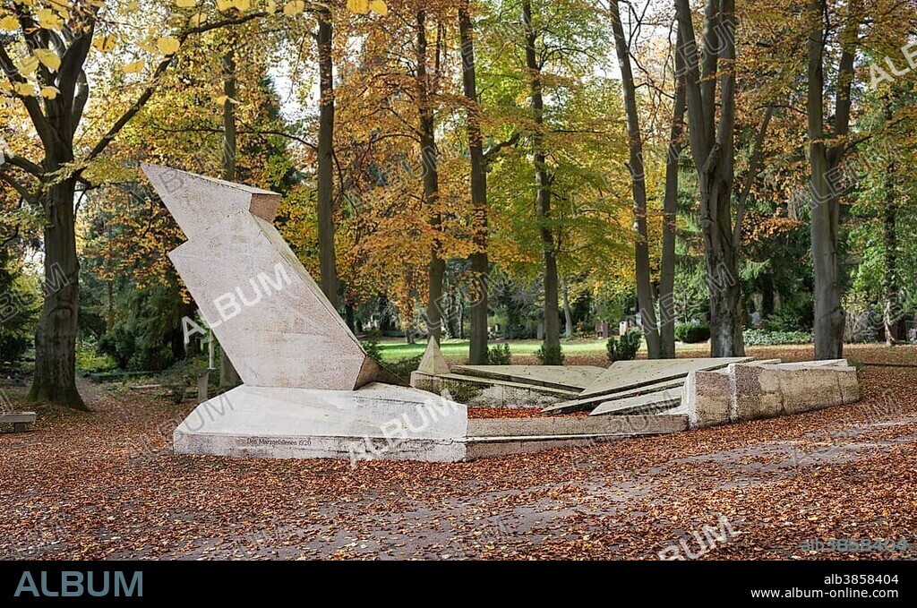 Monument to the March Dead in 1922, concrete, Walter Gropius, for the victims of the Kapp Putsch in 1920, one of the first abstract monuments in Germany, Hauptfriedhof cemetery, Weimar, Thuringia, Germany