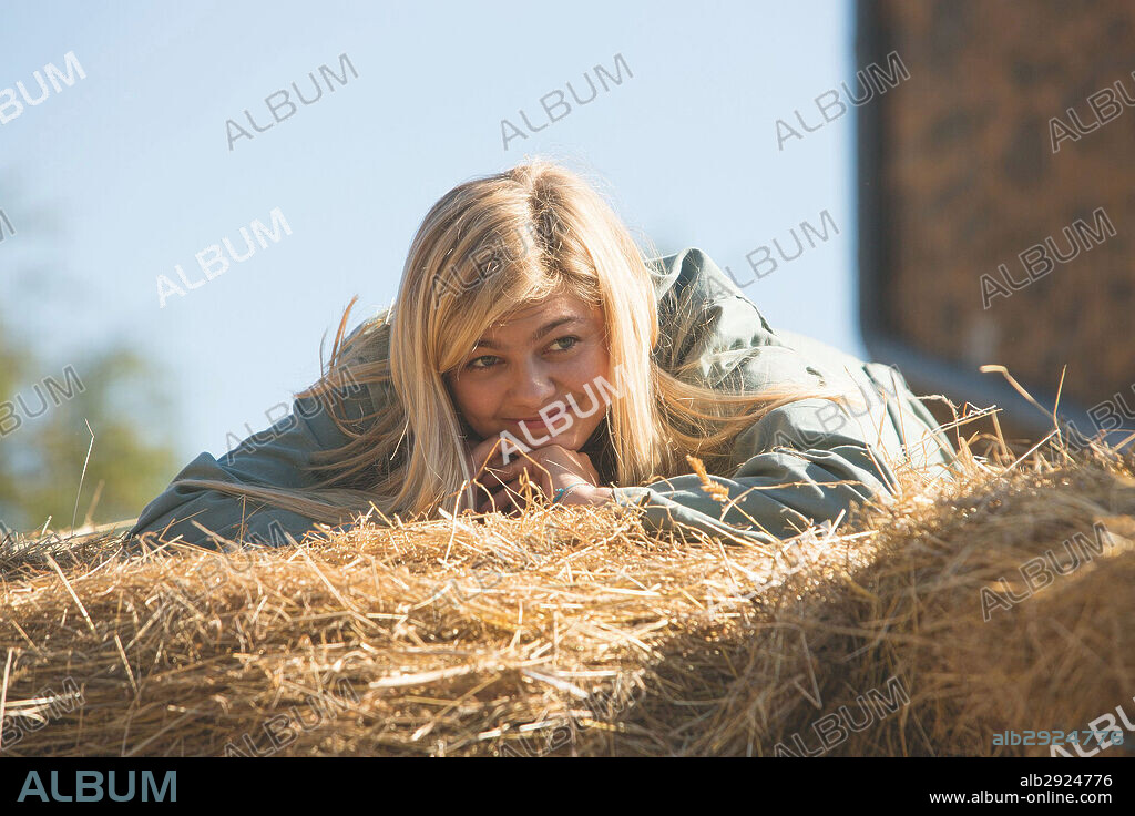 LOUANE EMERA en LA FAMILIA BELIER, 2014 (LA FAMILLE BELIER), dirigida por ERIC LARTIGAU. Copyright JERICO.