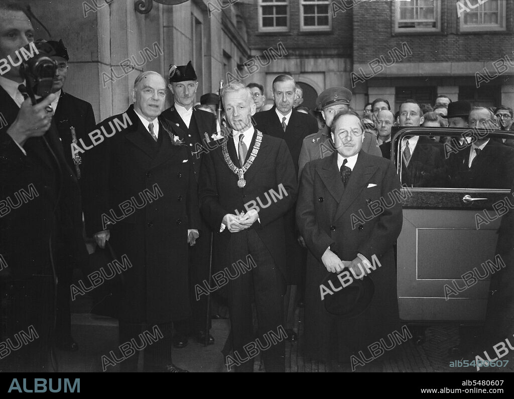 William Lyon Mackenzie King, Prime Minister of Canada, at the City Hall in Amsterdam. Posing with Mayor d'Ailly Date November 19, 1947 / Location Amsterdam, Noord-Holland.